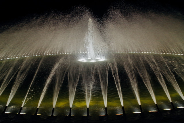Am späten Abend wurden die Springbrunnen beleuchtet, damit niemand reinfällt ins kalte Nass.