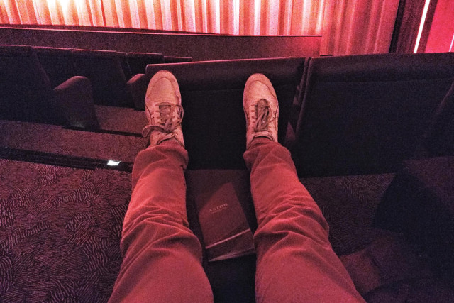Im Astor-Kino hat man in der Loge einen Hocker für die müden Füße.